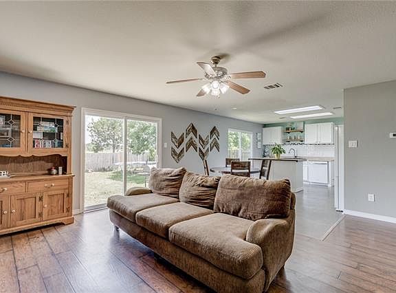 4th image of 1910 Grassland Dr