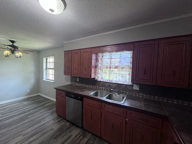 215 Berkshire Cir — Photo 16