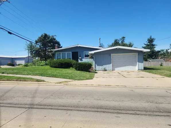 950 E St, Charleston, IL 61920