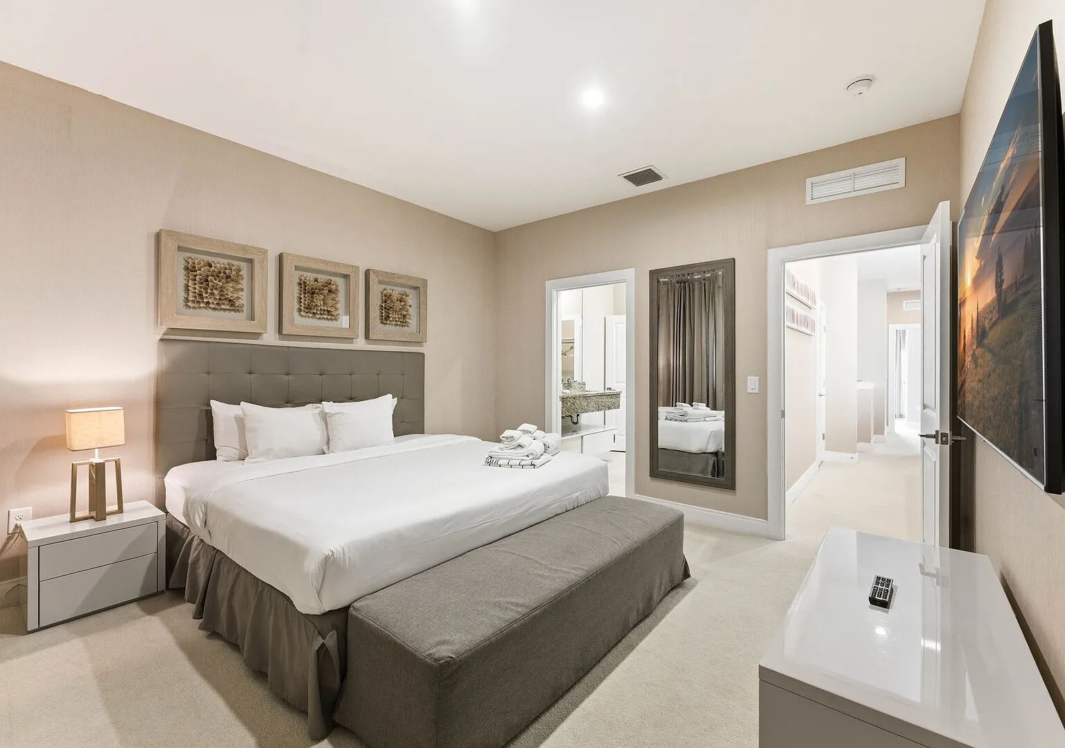 Chic 3BR Retreat, Patio with BBQ, all suites — Photo 3