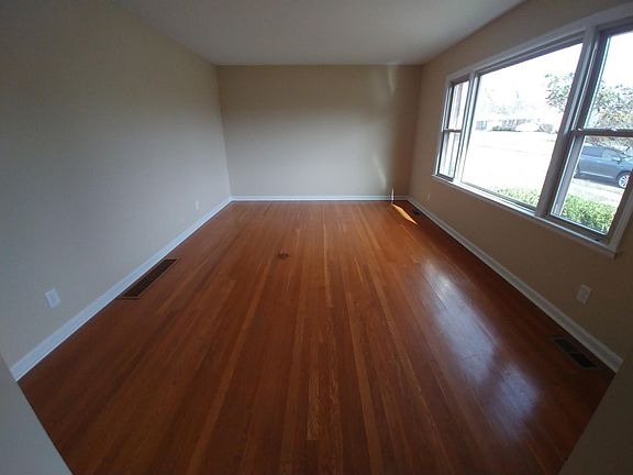 5th image of 636 Dartmoor Dr