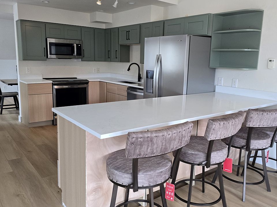 New custom kitchen wth quartz countertops and New appliances