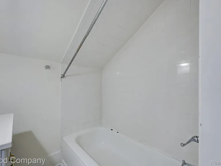 245 W Webster Ave — Photo 10