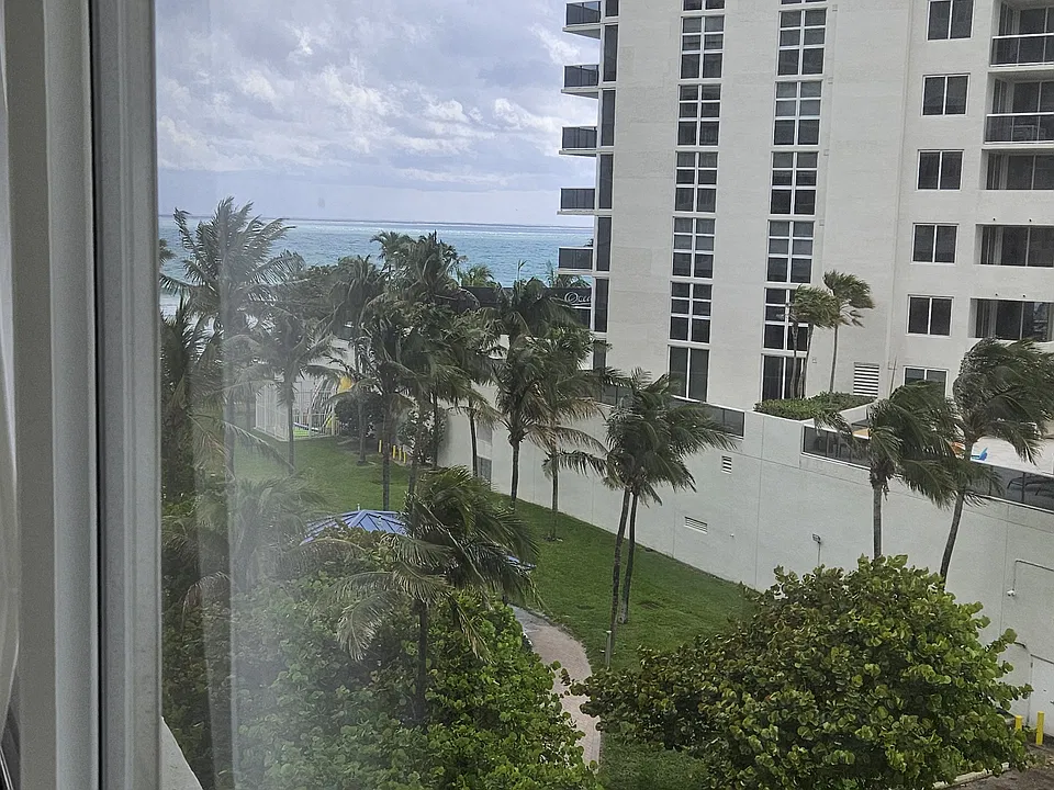 19201 Collins Ave #341