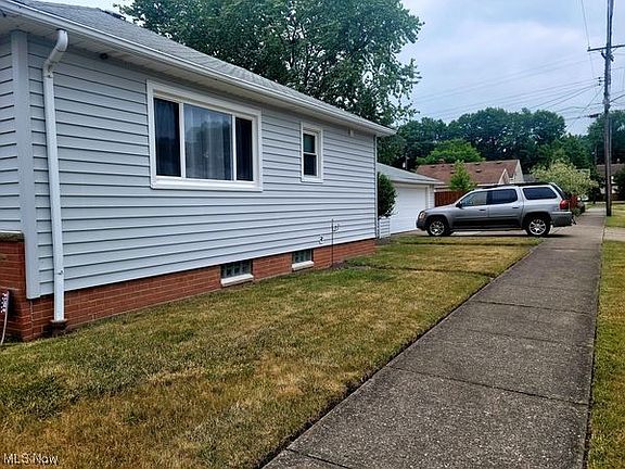 3rd image of 3185 Alden Dr