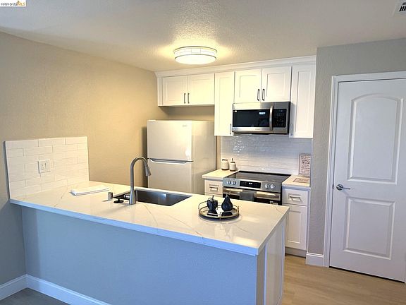 4th image of 2501 Hampton Ln