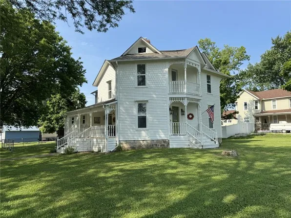 303 W 3rd St, Chanute, KS 66720