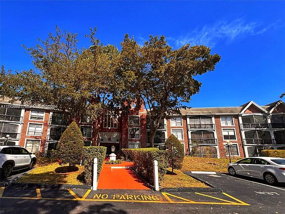 2nd image of 3760 Inverrary Dr APT 2R