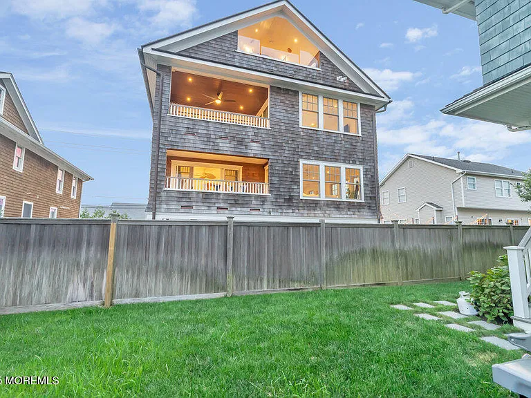 985 Ocean Ave — Photo 36
