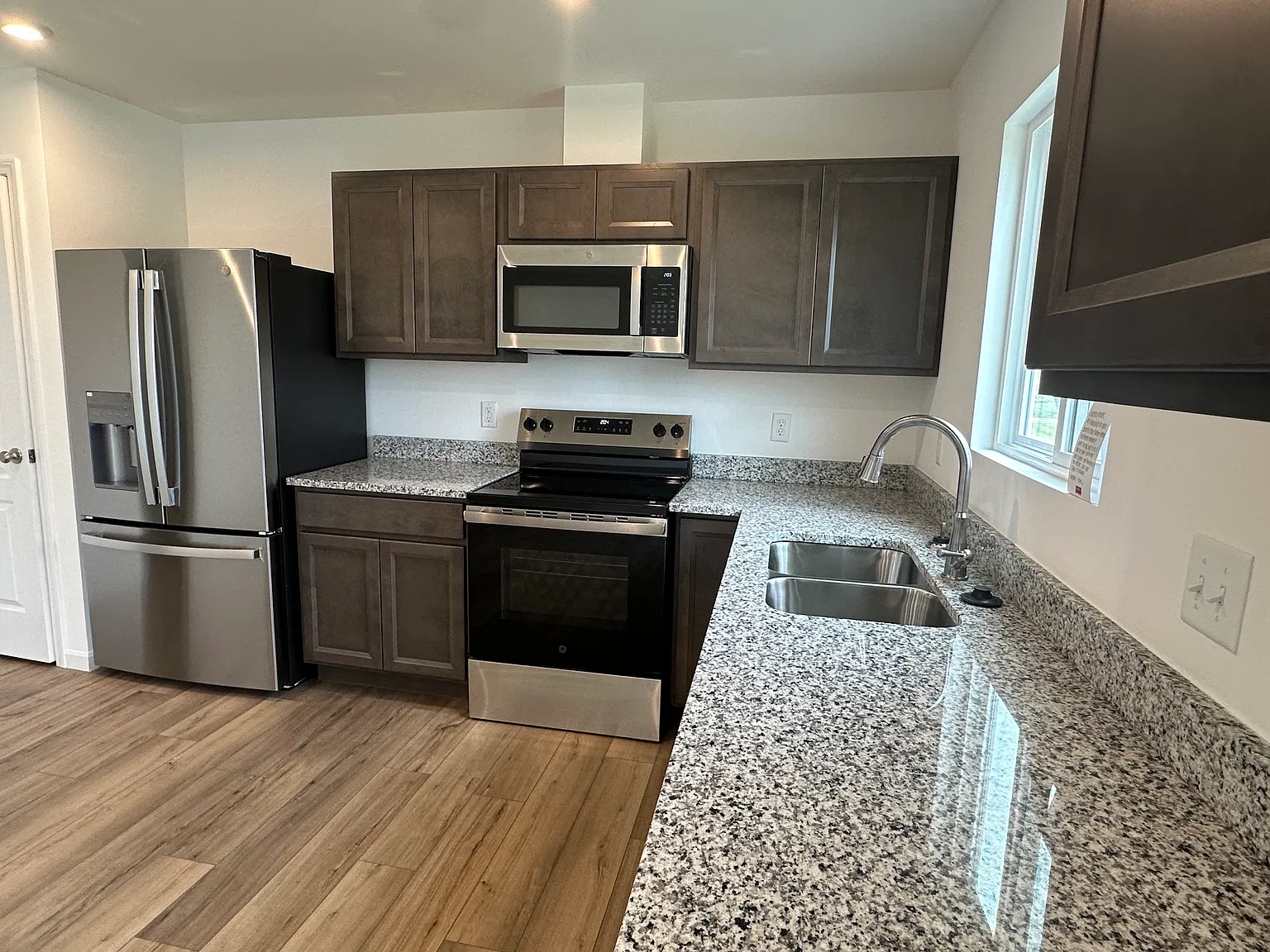 3 bed, 2.5 bath, 1427 sqft, $2,400 — Photo 3