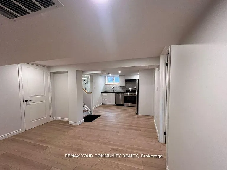 16 Robertsfield Cres — Photo 8
