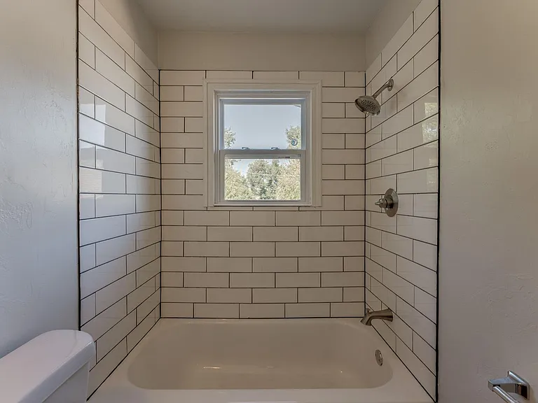 1825 NW 35th St — Photo 36