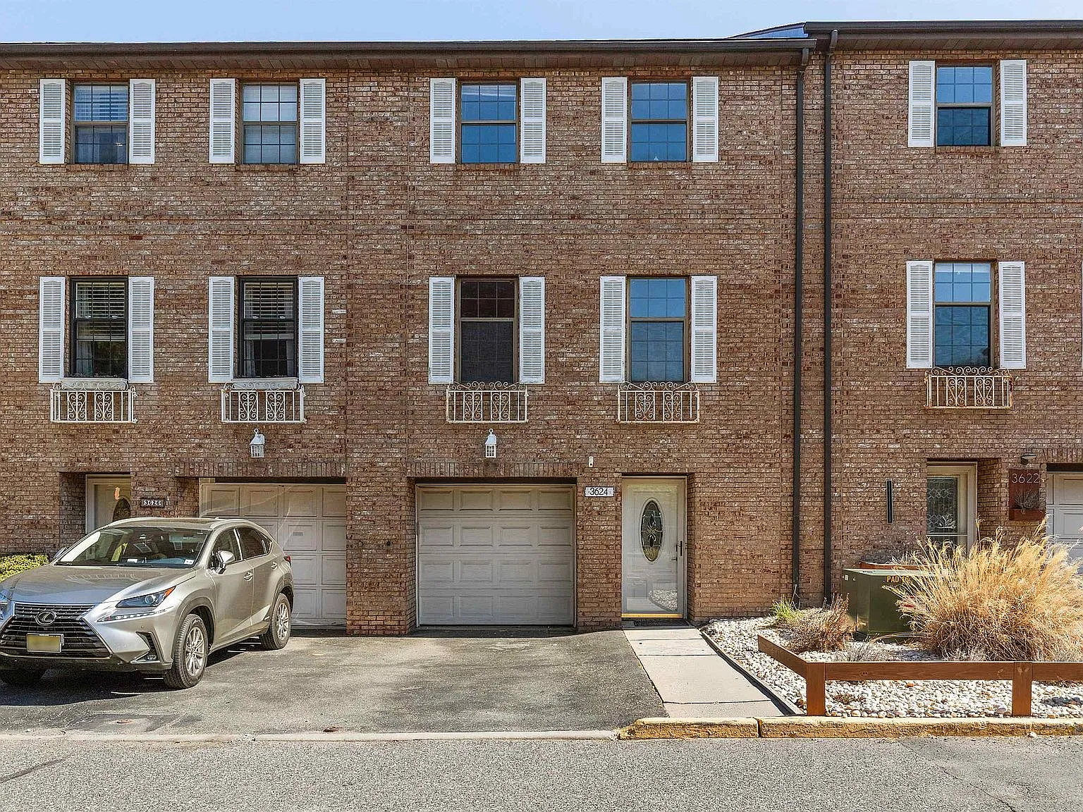 4 bed, 2000 sqft, $4,200 — Photo 1