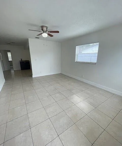 121 NW 7th Ct — Photo 9
