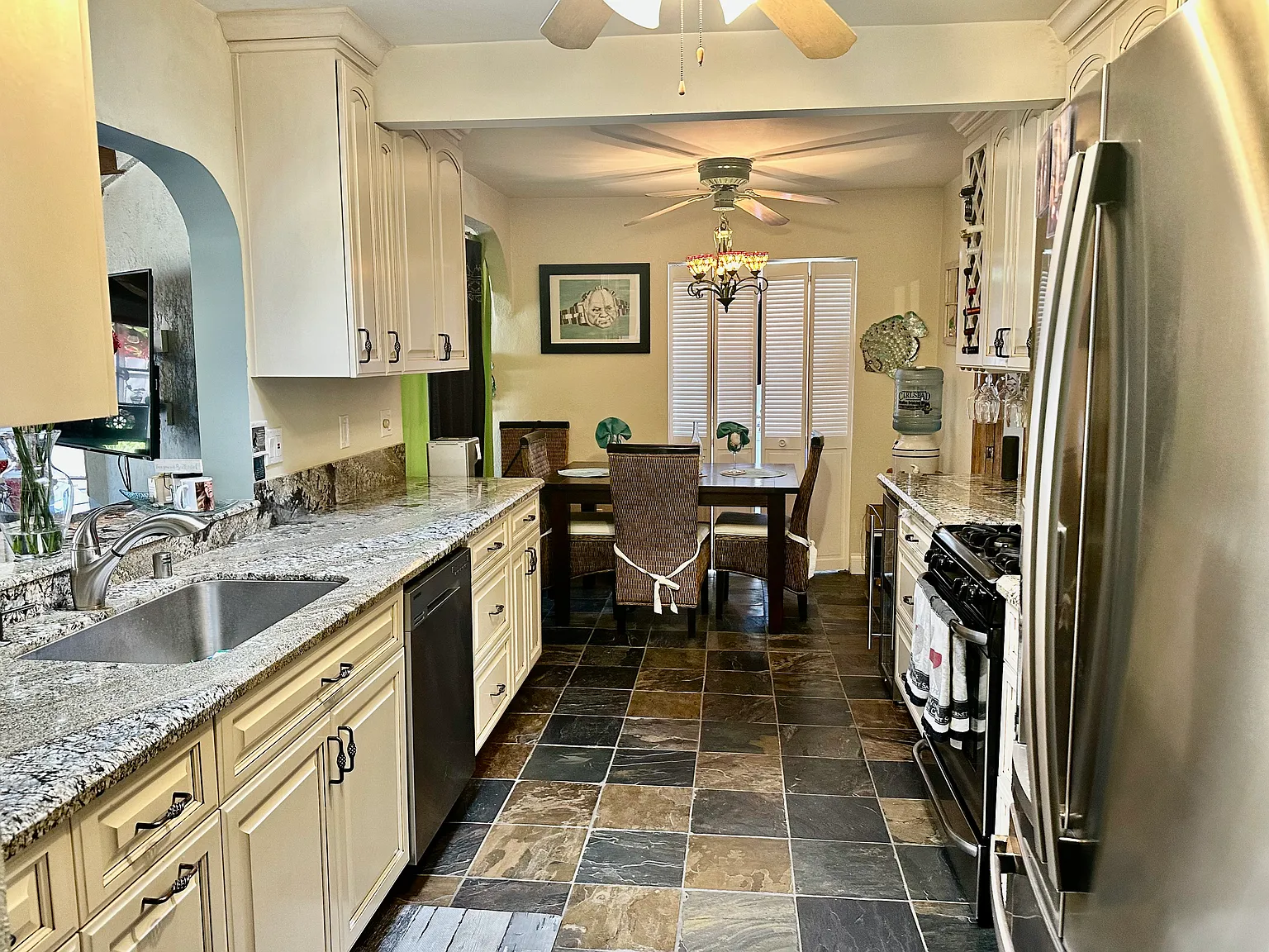 2 bed, 1600 sqft, $5,000 — Photo 3