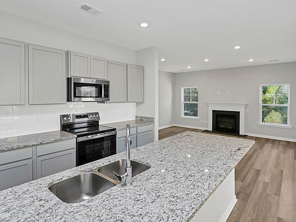 4th image of 122 Middlesex Ct