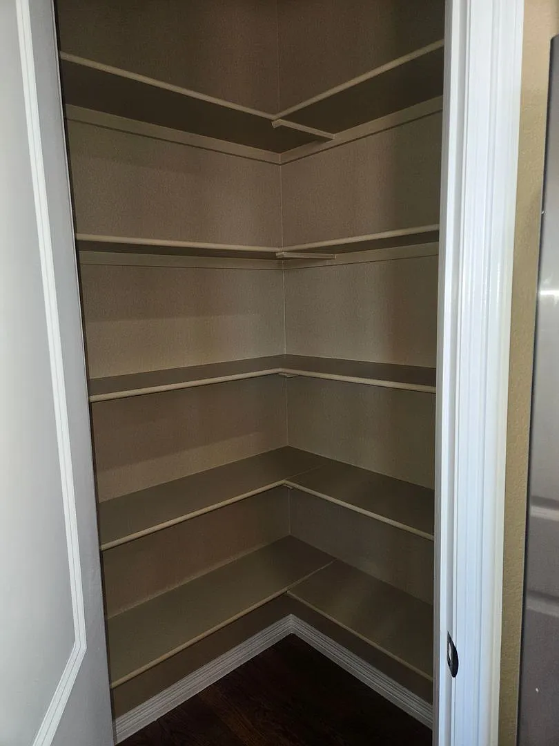 Spacious 3-Bedroom Home with Office, Loft — Photo 4