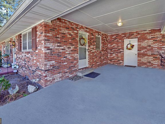 3rd image of 586 Collins Rd