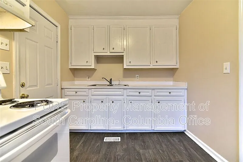 2 bed, 1.0 bath, 696 sqft, $995 — Photo 2