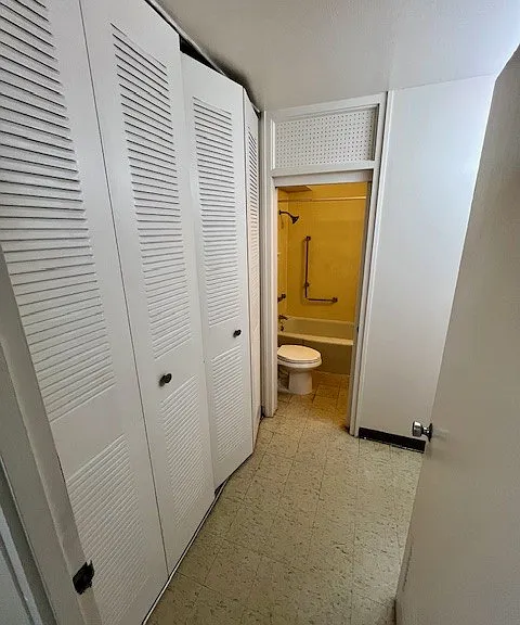 STUDIO HALL CLOSET
