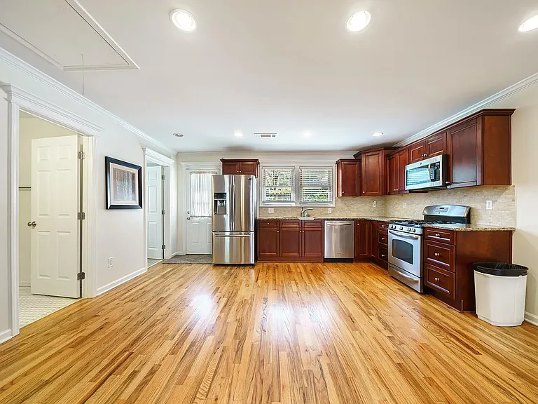 1253 Oak Grove Ave — Photo 13