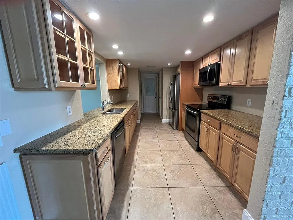 3 bed, 2.0 bath, 2048 sqft, $1,795 — Photo 2