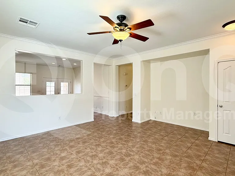 4502 E Oxford Ln — Photo 6
