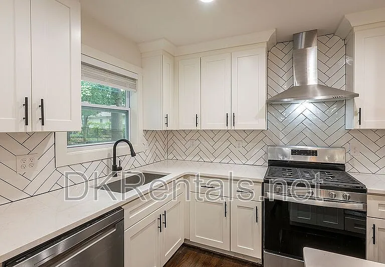 737 Helen St NW — Photo 10