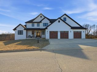 201 Royal Point Ct, Pekin, IL 61554