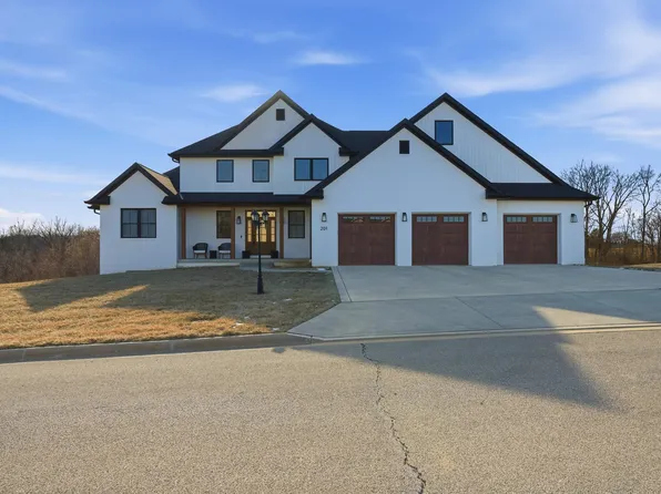 201 Royal Point Ct, Pekin, IL 61554