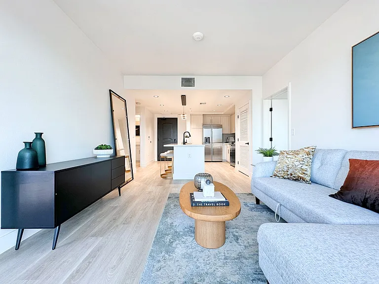 Begonia Place Luxury Apartments — Photo 122