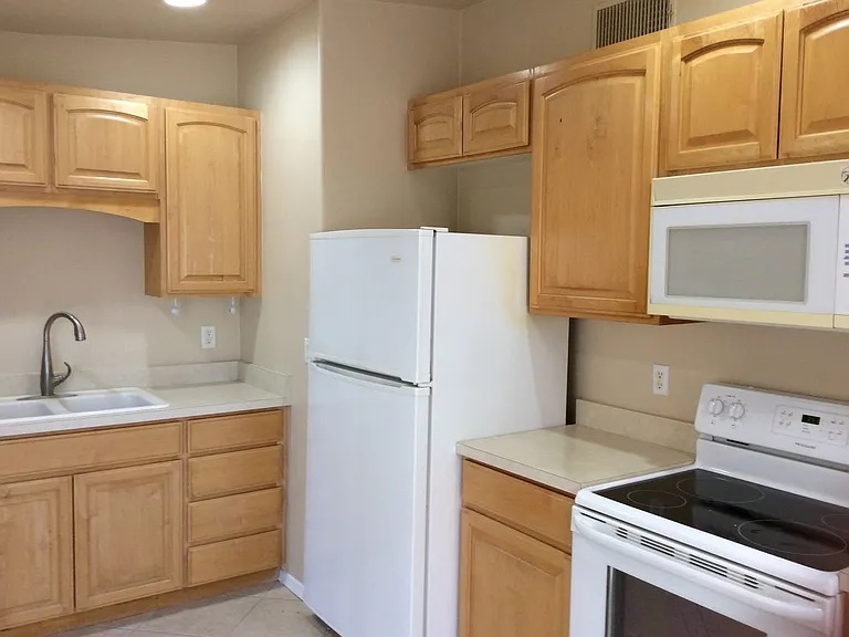 1818 N Santa Rita Ave — Photo 3
