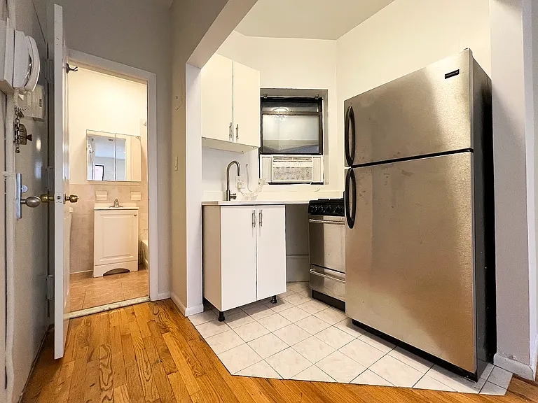 239 W 20th St #10 — Photo 2