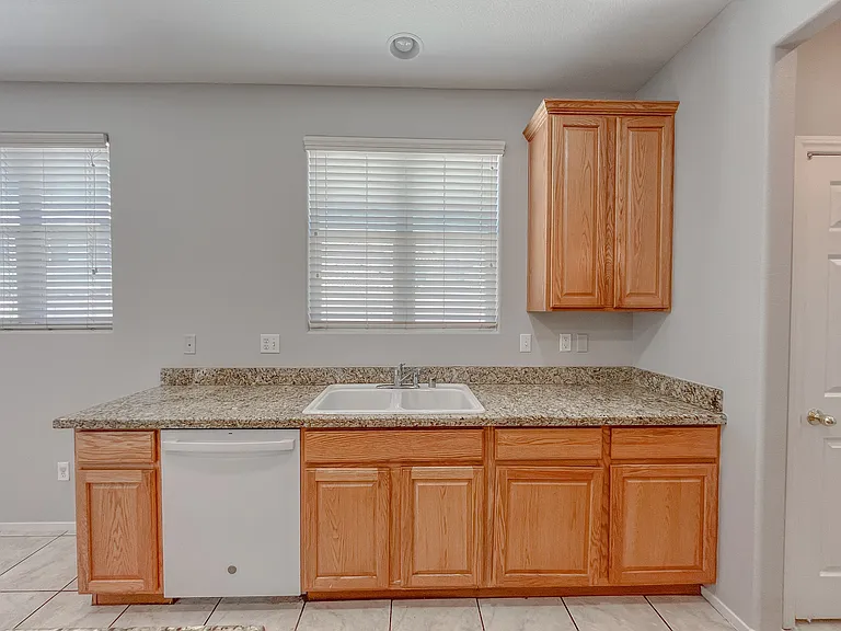 5646 Saint Elias St — Photo 35