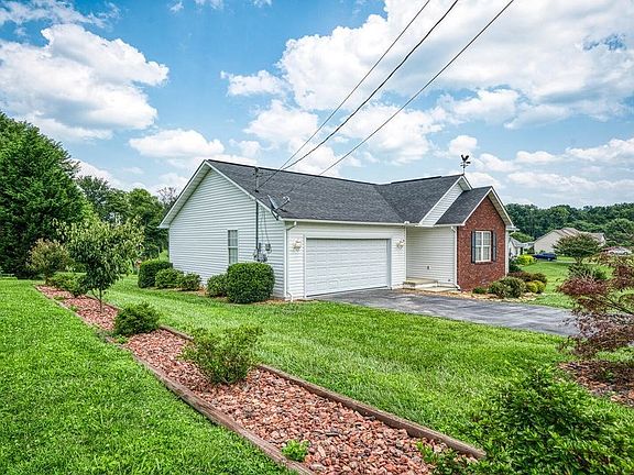 3rd image of 49 Hilltop Dr