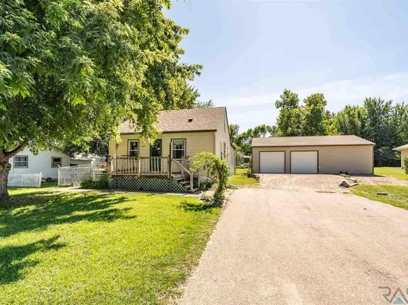 2013 E 31st St N, Sioux Falls, SD 57104