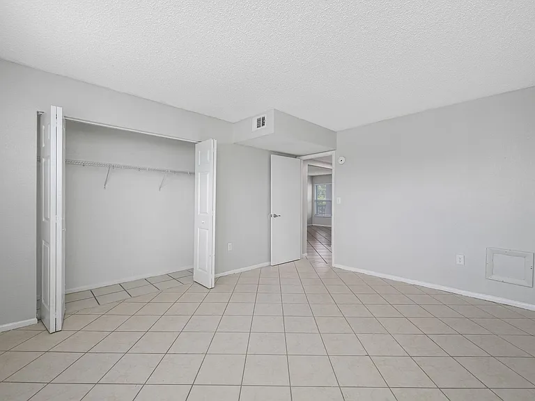 KC Flats Apartments — Photo 32