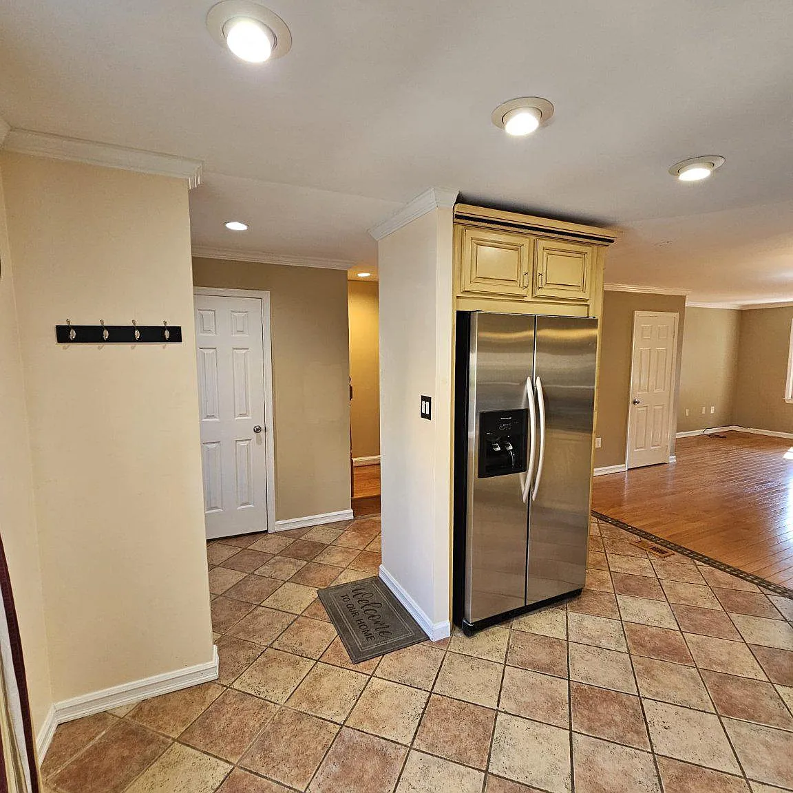 3 bed, 3.5 bath, 1935 sqft, $3,850 — Photo 3