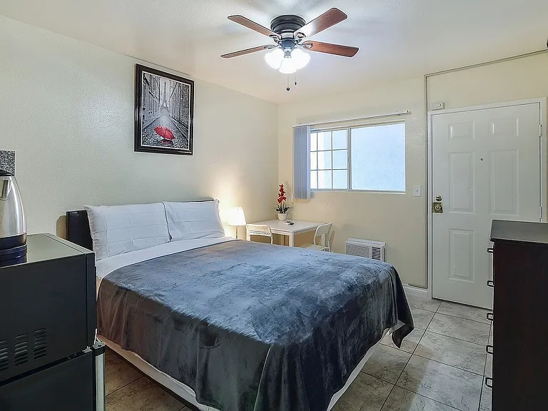 West Adams Studio Apartments — Photo 15