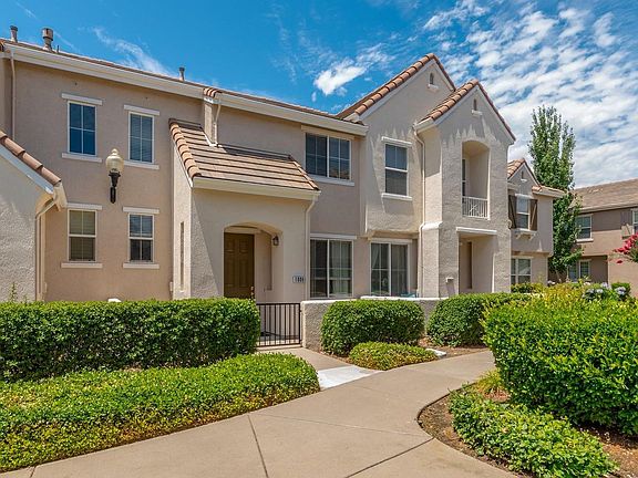 2nd image of 1006 Esplanade Cir