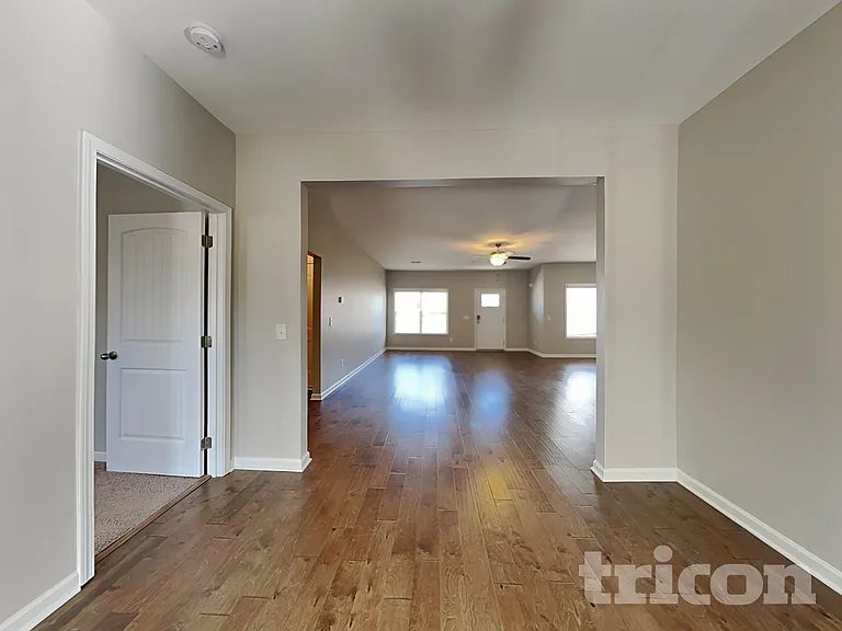 925 Beverly Ct — Photo 5