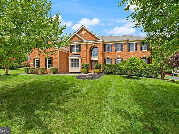 3rd image of 43864 Ashlawn Ct