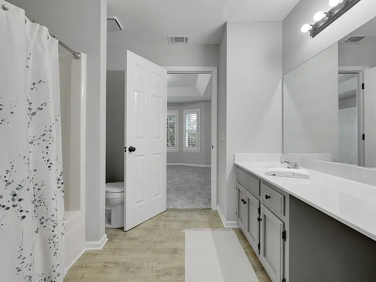 304 Hillside Ct — Photo 18