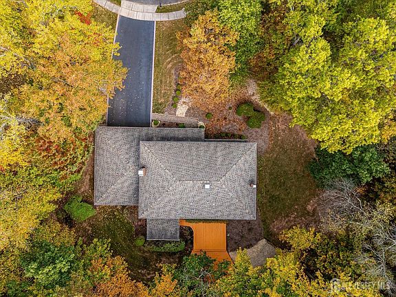 2nd image of 8 Woodmere Rd