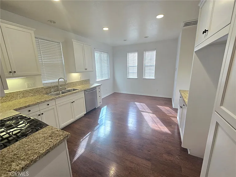 230 W Sparkleberry Ave — Photo 4