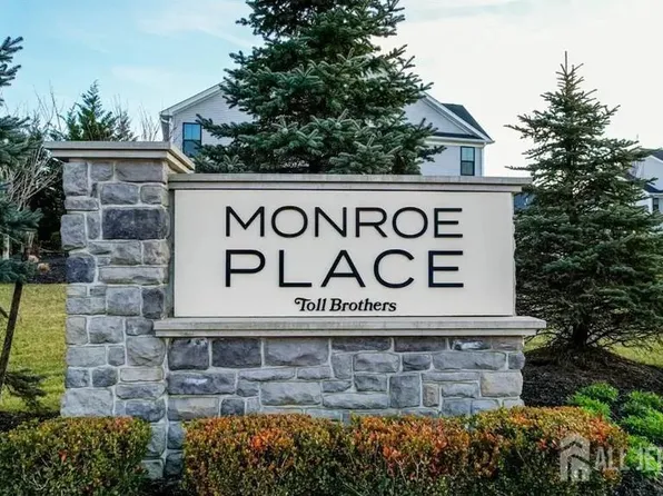 1 Clover Ln, Monroe Township, NJ 08831