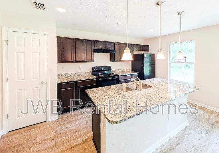 3126 Lowell Ave — Photo 2