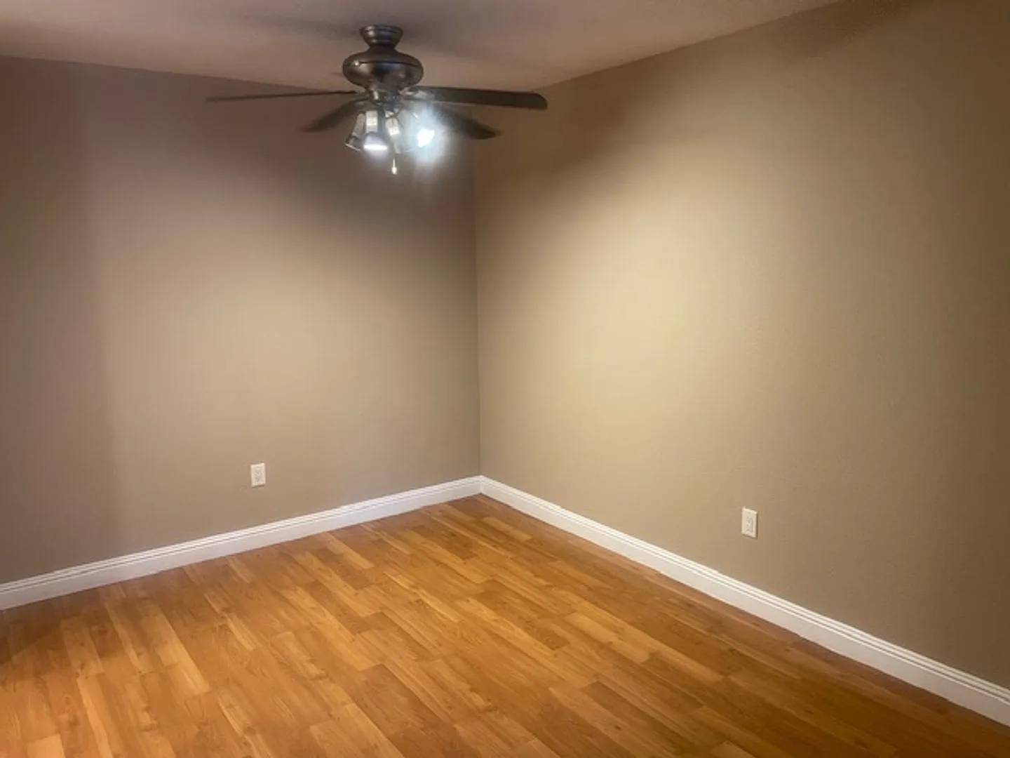 Great Downstairs Unitin Gated Community Located Near Strip A Must See — Photo 4