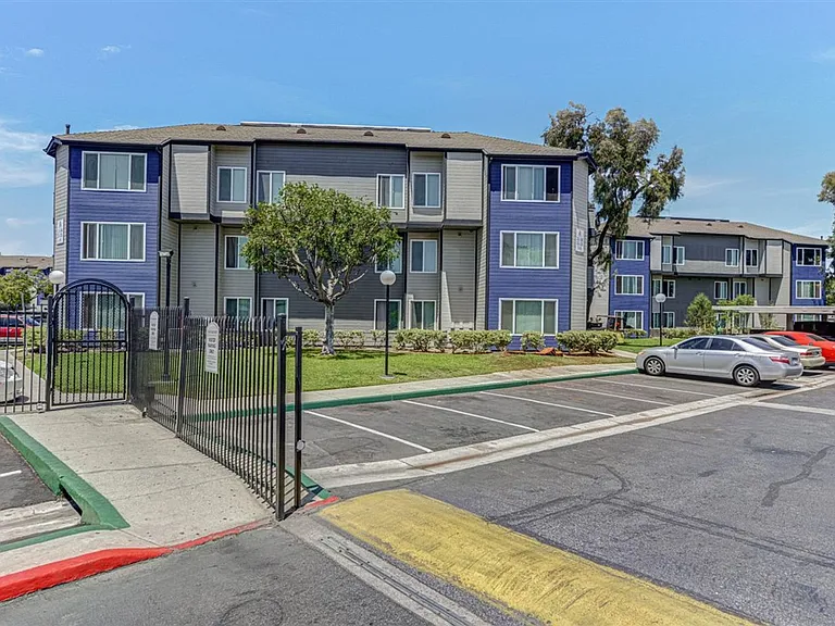 River House Apartments — Photo 24