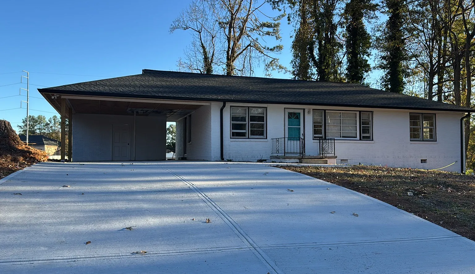 899 Parkway Dr SE — Photo 2